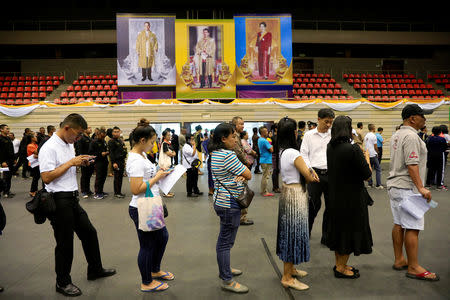 People line up for their early vote for the upcoming Thai election at a polling station in Bangkok, Thailand, March 17, 2019. REUTERS/Soe Zeya Tun