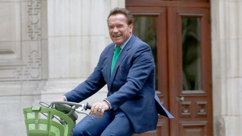 Arnold Schwarzenegger muss seine Knie schonen. Foto: Thibault Camus/AP