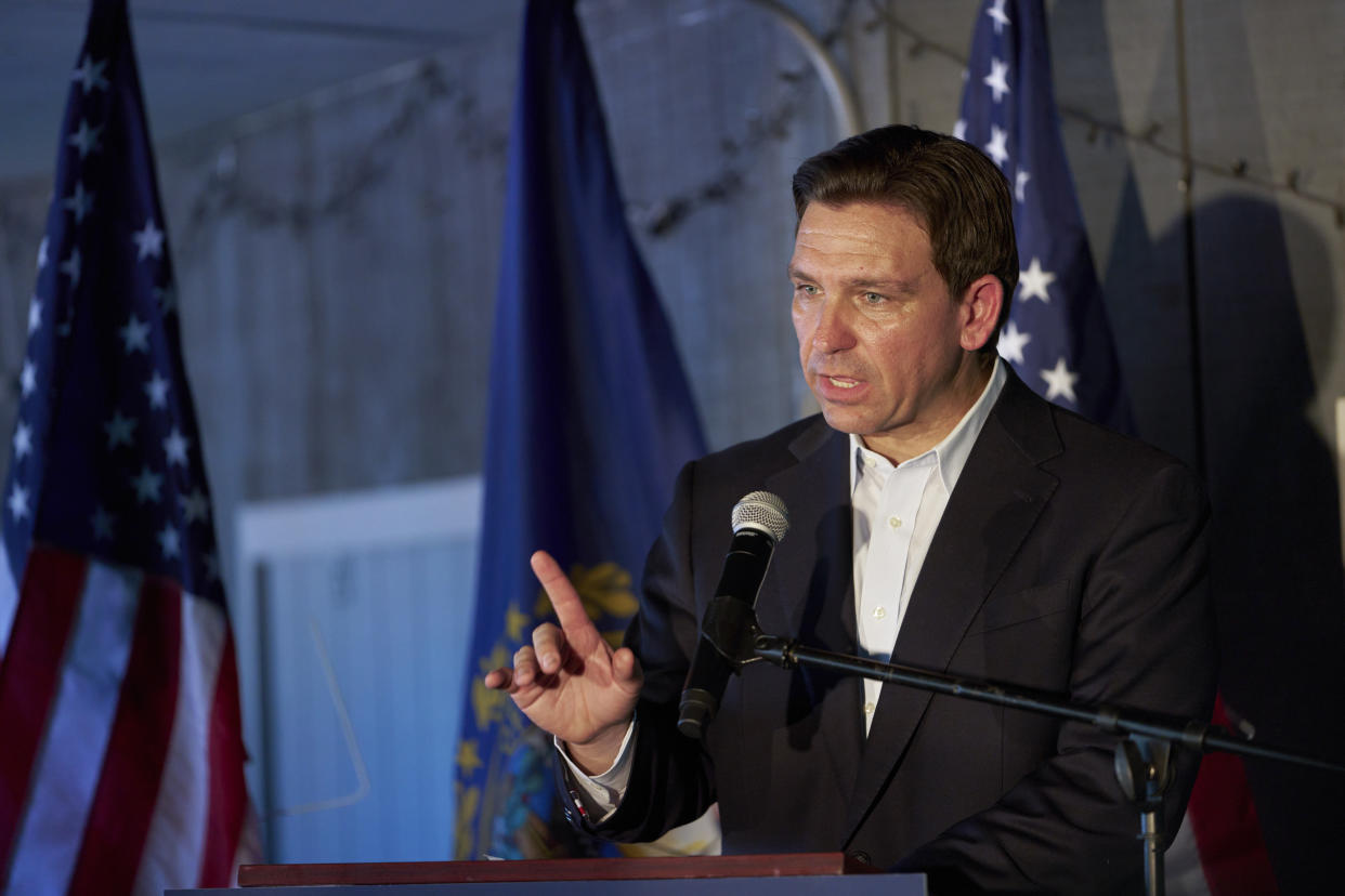 El gobernador de Florida Ron DeSantis, aspirante republicano a la presidencia, habla durante un acto de campaña en el Derry-Salem Elks Lodge en Salem, Nuevo Hampshire, el 1 de junio de 2023. (David Degner/The New York Times)

