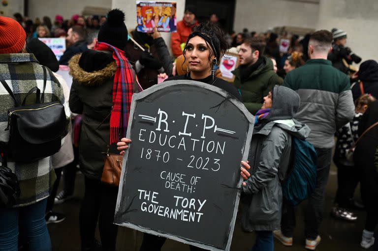 Un profesor sostiene una pancarta mientras participa en una protesta organizada por NEU y otros sindicatos afiliados en la plaza de San Pedro, en Manchester, el 1 de febrero de 2023