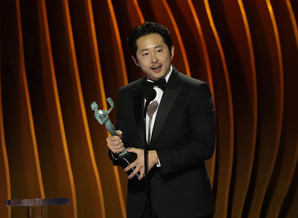 Steven Yeun recibe el premio a mejor actor en una película para televisión o serie limitada por "Beef" en la 30a entrega anual de los Premios SAG del Sindicato de Actores de la Pantalla el sábado 24 de febrero de 2024 en el Shrine Auditorium en Los Ángeles. (Foto AP/Chris Pizzello)