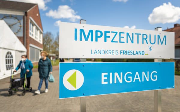 Zwei ältere Damen gehen vor dem Impfzentrum Landkreis Friesland entlang.