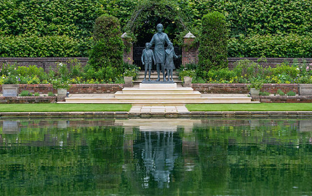 La estatua Diana de Gales, ¿por qué aparece con tres niños?