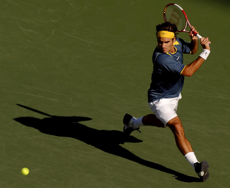 Roger Federer regresa una volea de Lleyton Hewitt durante un partido en el Abierto de Estados Unidos de 2005 en Nueva York, el 10 de septiembre de 2005. (Robert Caplin/The New York Times)
