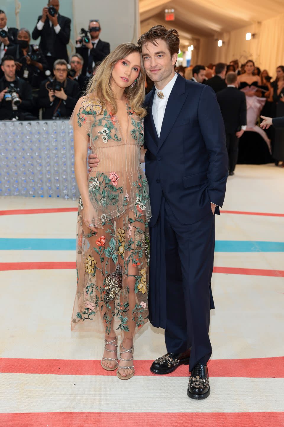 new york, new york may 01 l r suki waterhouse and robert pattinson attend the 2023 met gala celebrating karl lagerfeld a line of beauty at the metropolitan museum of art on may 01, 2023 in new york city photo by dimitrios kambourisgetty images for the met museumvogue