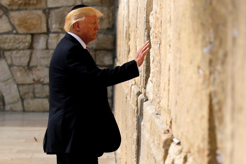 U.S. President Donald Trump prepares to leave a note at the Western Wall in Jerusalem May 22, 2017. (Photo: Jonathan Ernst/Reuters)