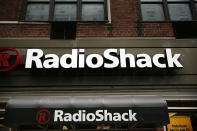 <p>RadioShack era una de las principales cadenas de electrónica de Estados Unidos. Su TRS-80 fue uno de los primeros ordenadores personales producidos en masa y vendió más que Apple. El aumento de la competencia hizo que más tarde se centrara en los teléfonos móviles, en principio con gran éxito. Sin embargo, después empezaron los problemas. La empresa no supo centrar su negocio y tuvo hasta seis directores ejecutivos diferentes en 10 años. Comenzaron a cerrar locales y los que quedaban estaban unos cerca de otros, perdiendo así rentabilidad. Se declaró en quiebra en 2015 y 2017 y en 2020 fue adquirida por Retail Ecommerce Ventures. (Foto: Spencer Platt / Getty Images).</p> 