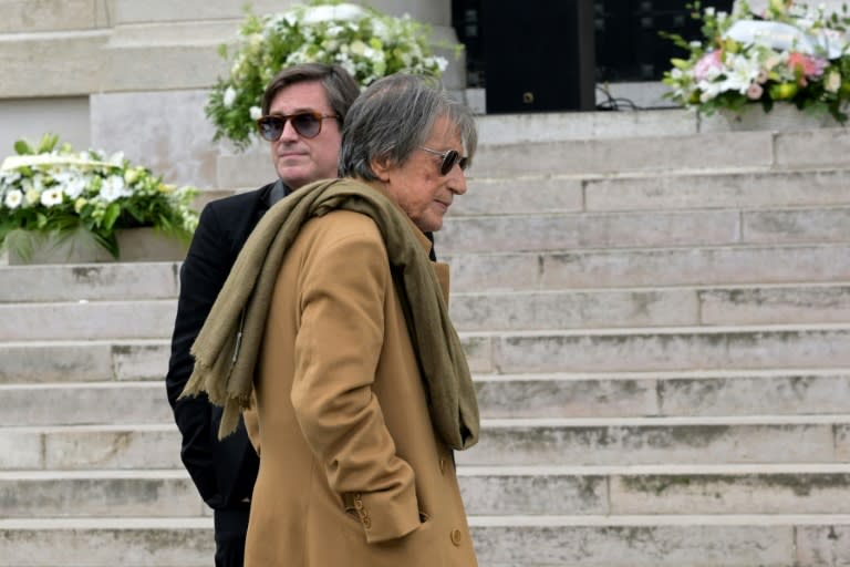 Jacques Dutronc et son fils Thomas lors des obsèques de Françoise Hardy au cimetière du Père Lachaise à Paris le 20 juin 2024 (Bertrand GUAY)