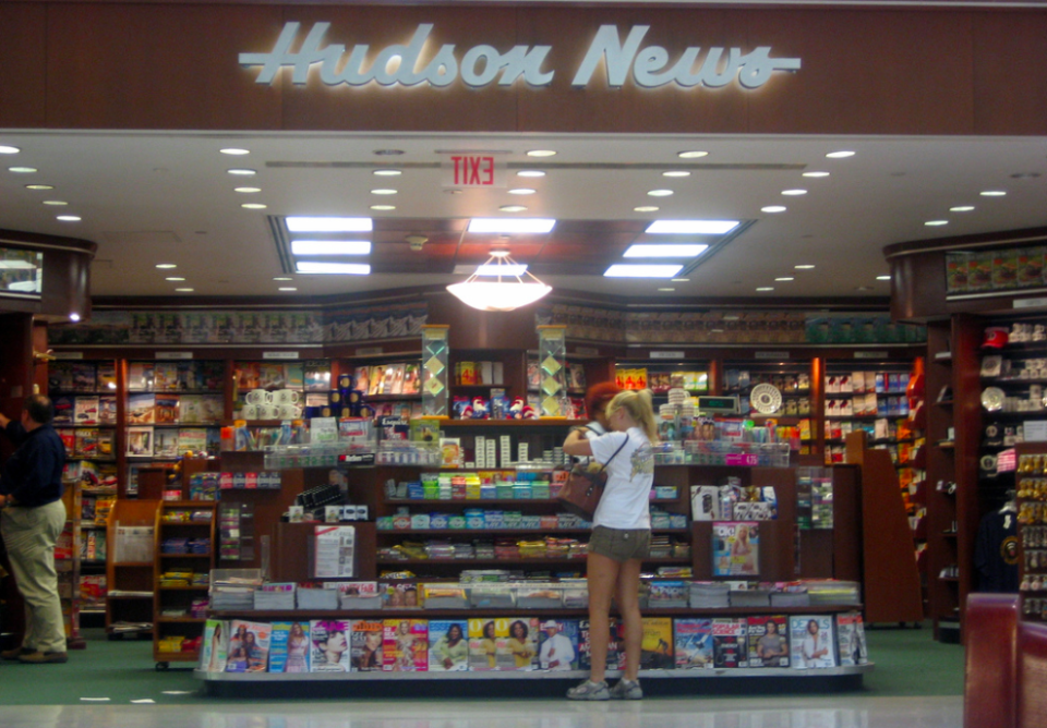 A traveler shops at Hudson News (Source: Wikimedia Commons/ David Boyle)