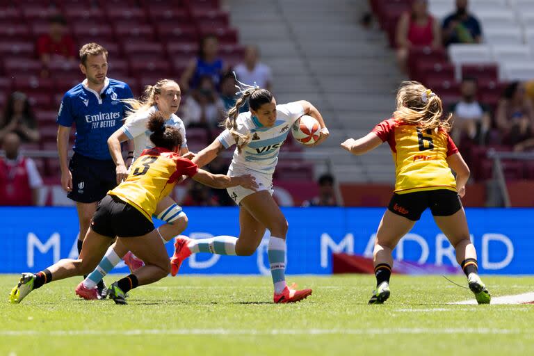 Micaela Pallero avanza entre dos jugadoras de Bélgica; las Yaguaretés ganaron su primer partido en el Seven de Madrid