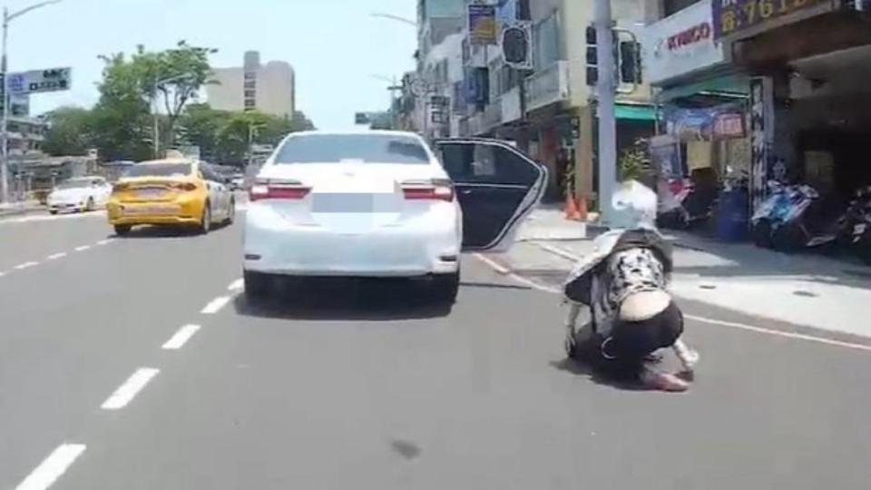 女子翻滾落地後，竟泰然無事的撿東西離去。（圖／翻攝自爆料公社）