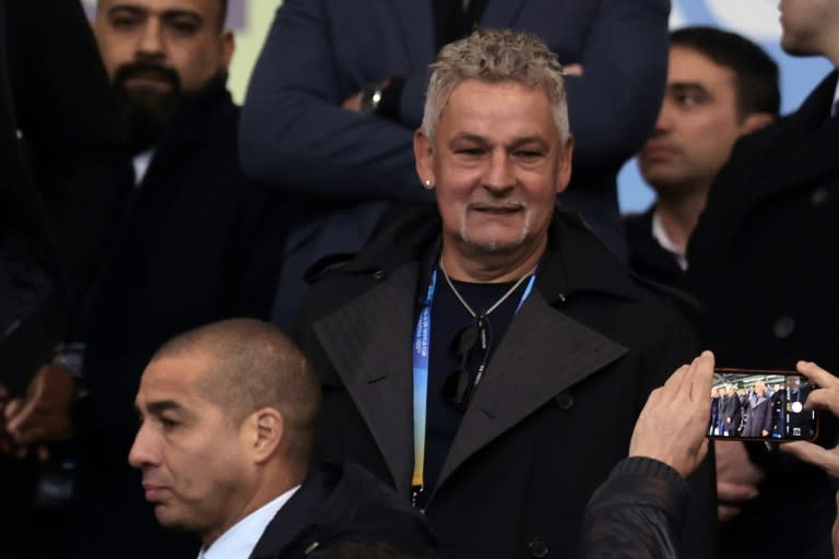 Una persona toma una fotografía a Roberto Baggio antes de la final del Mundial sub-20, disputada entre Italia y Uruguay el 11 de junio de 2023 en La Plata (Argentina) (Alejandro Pagni)