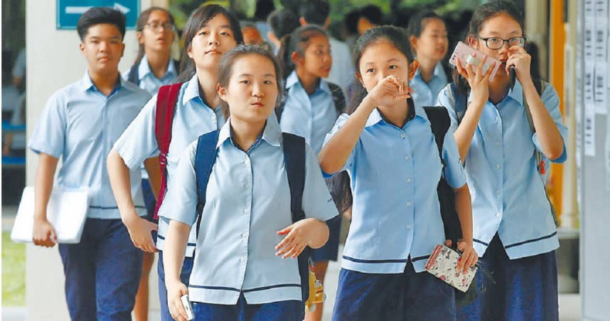 經過50多年的雙語教育，英語成了新加坡華人使用頻率最高的語言。圖為新加坡一所中學學生準備去上課。（圖／路透）