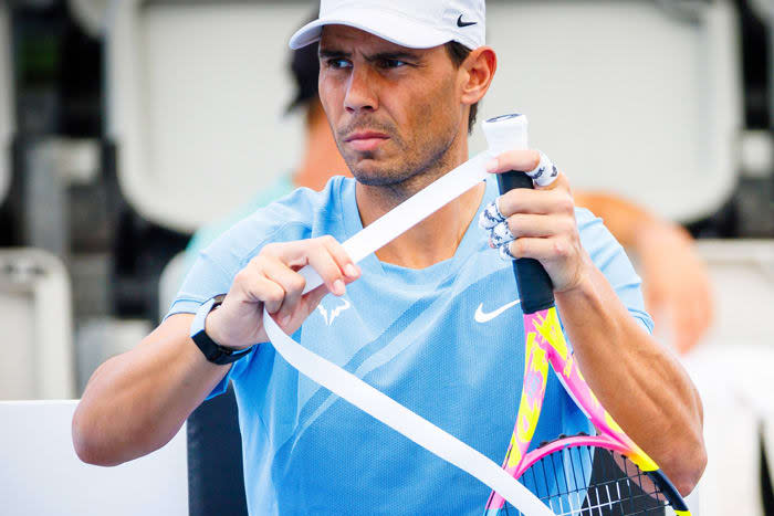 Rafa Nadal con su raqueta en los entrenamientos del torneo de Brisbane (Australia)