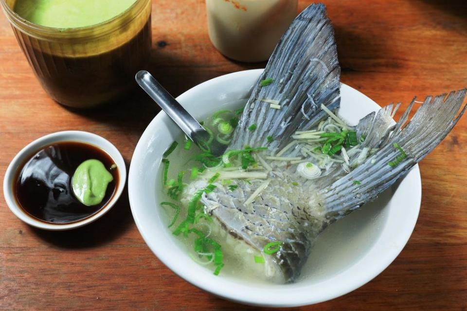 「草魚尾湯」有豐富膠原蛋白，魚尾肉質細嫩。（45元／碗）