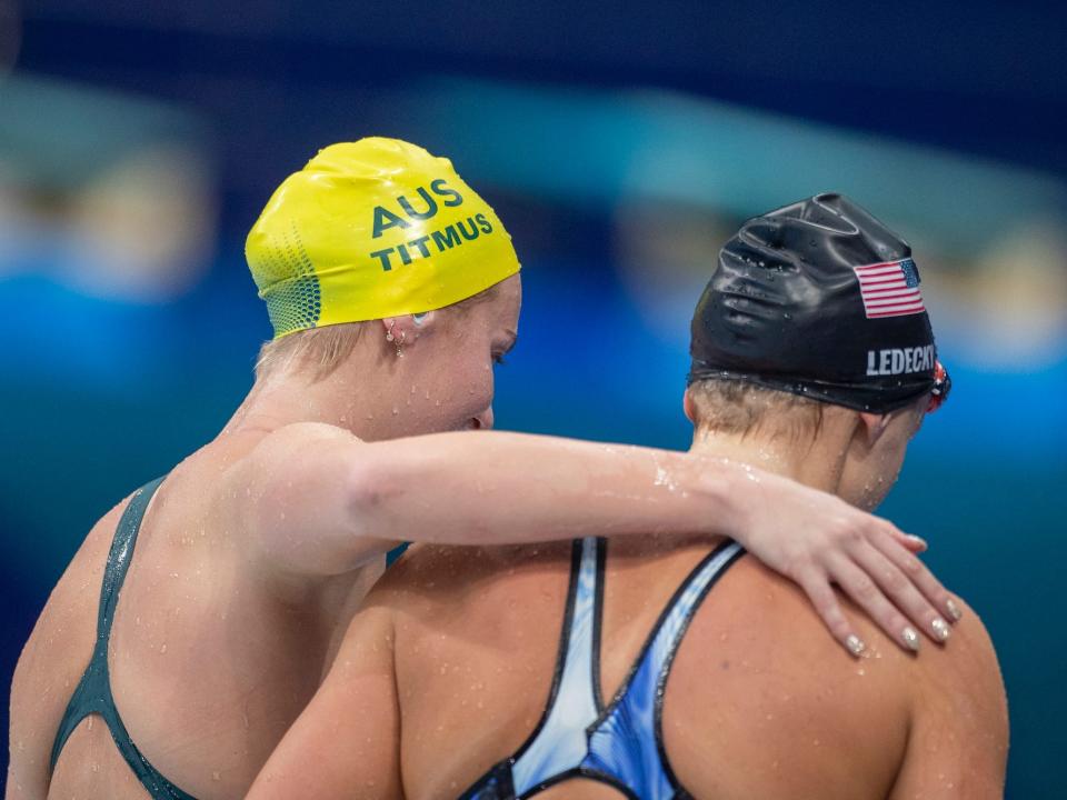 Ariarne Titmus puts her arm around Katie Ledecky at the Tokyo Olympics.