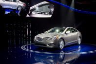 <h2 class="desc">In an aesthetic departure from the previous generation, the 2012 Hyundai Azera adopts the Fluidic Sculpture design language seen in the Hyundai Sonata. It comes with the new "Lambda II" direct-injected V-6 that's good for 293 horsepower and 293 ft-lbs of torque.</h2>