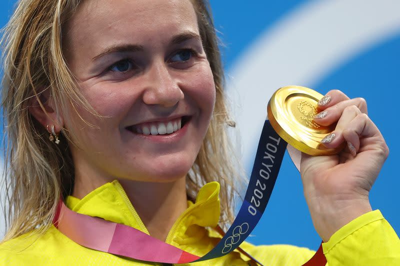 Foto del lunes de la australiana Ariarne Titmus con su medalla de oro tras ganar la final de los 400 mts estilo libre.