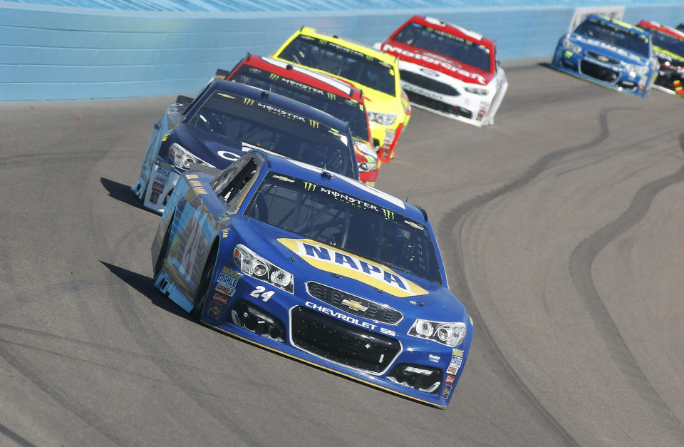 Chase Elliott (24) drives into Turn 1 during the NASCAR Cup Series auto race at Phoenix International Raceway, Sunday, March 19, 2017, in Avondale, Ariz. (AP Photo/Ralph Freso)