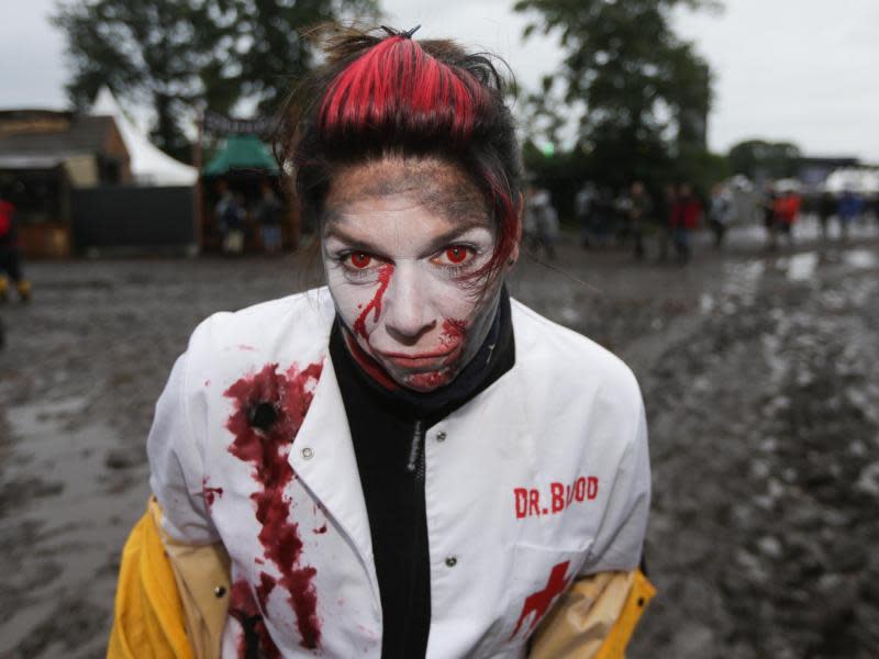 Eine Frau mit dem Pseudonym "Dr. Blood" n Wacken. Foto: Axel Heimken