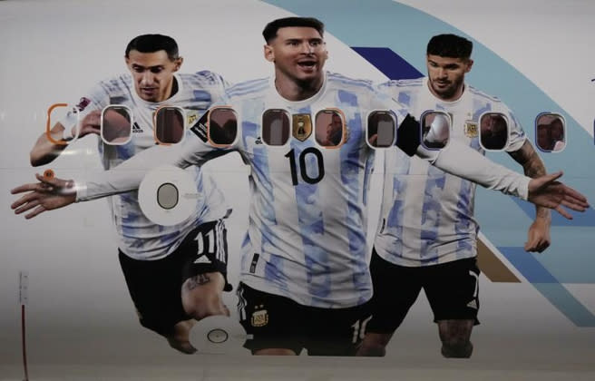 阿根廷國家隊專機上漆有Lionel Messi(中)、Angel Di Maria(左)、Rodrigo。（美聯社）