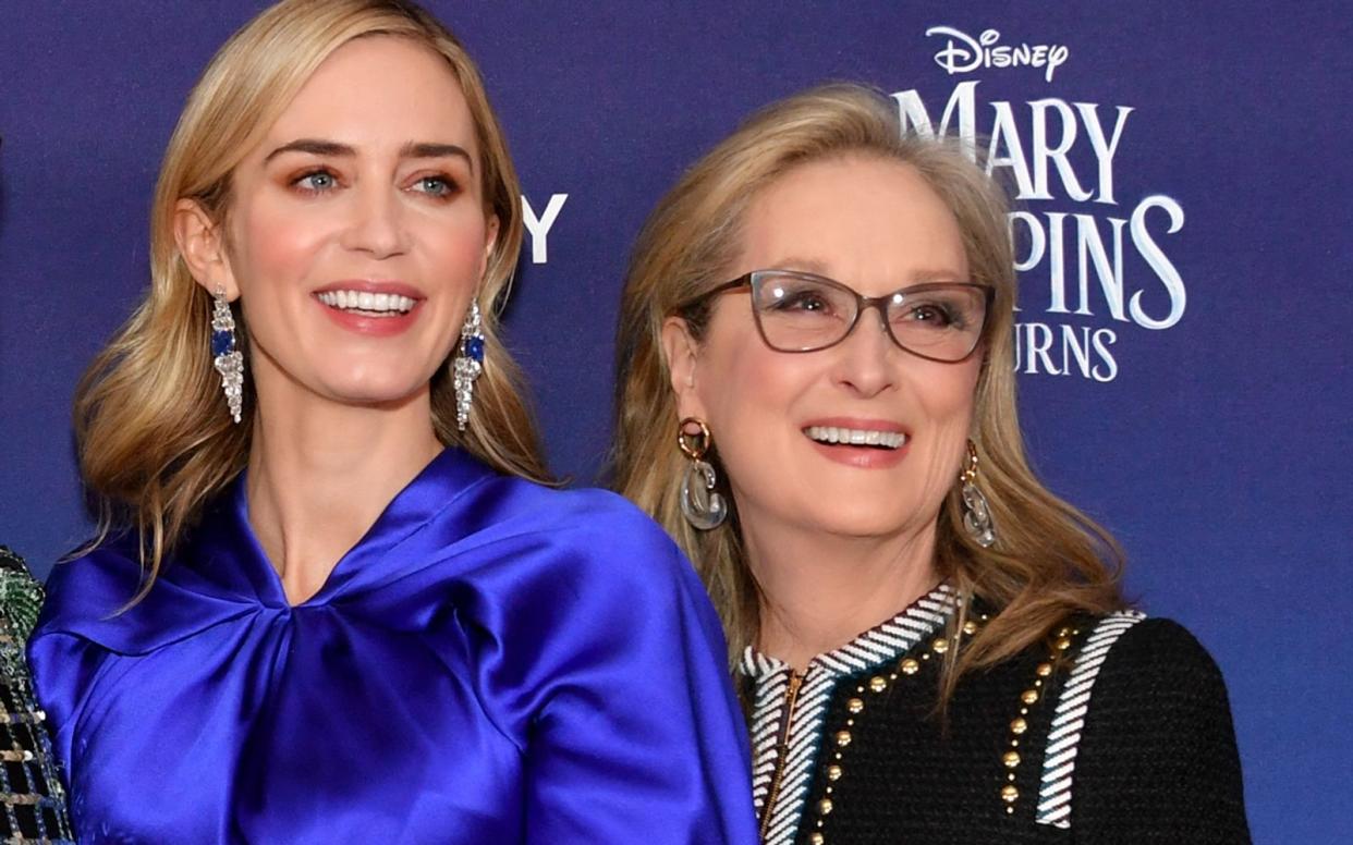 Emily Blunt (links) plauderte aus dem Nähkästchen: Meryl Streep sei "fantastisch", bei den Dreharbeiten zu "Der Teufel trägt Prada" aber auch "angsteinflößend" gewesen. (Bild: 2018 Getty Images for Disney/Gareth Cattermole)