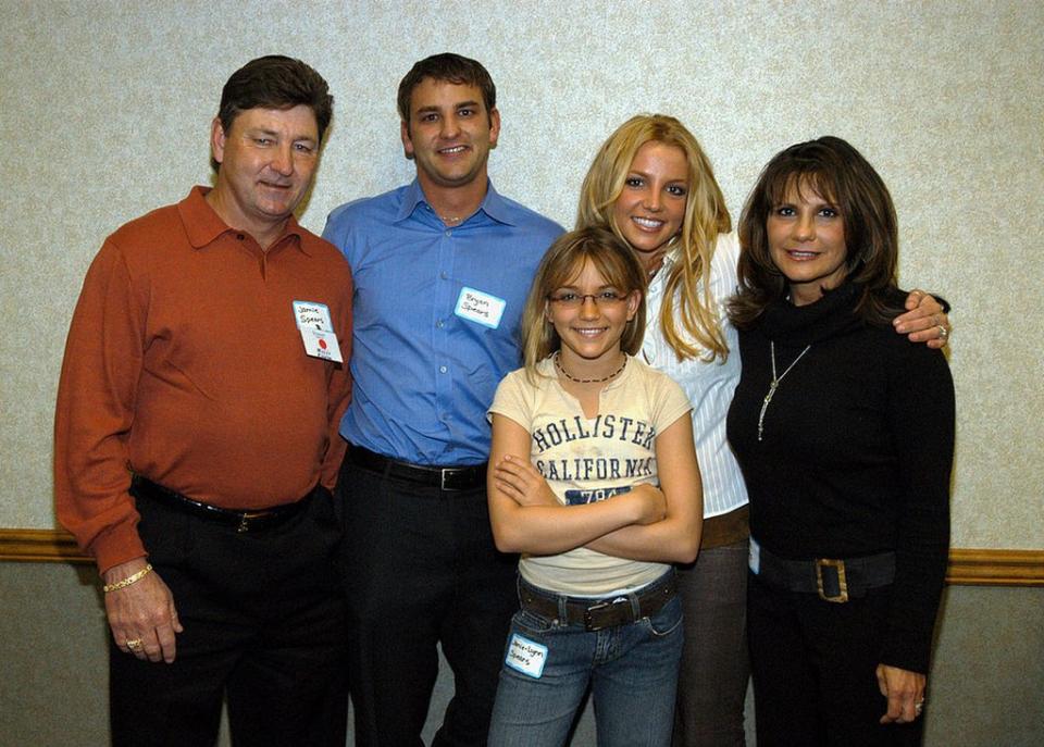 Britney Spears con su familia en el año 2003. De izda. a dcha.: Jamie Spears, Bryan Spears, Jamie-Lynn Spears, Britney Spears y Lynne Spears.