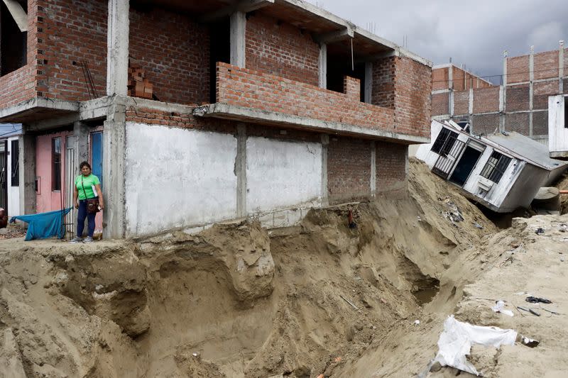 Un residente cerca de las casas dañadas ras inundaciones por lluvias del ciclón Yaku, en Trujillo