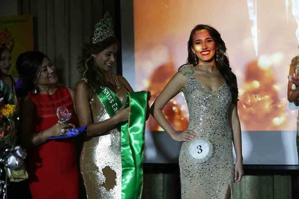 Manuela Bruntraeger is all smiles as the host announces her name as the winner this year’s Miss Earth Singapore. (Photo: Yahoo Singapore)