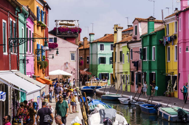 Italy, Veneto, Venice, Burano, Colourful houses and tourists by the canal