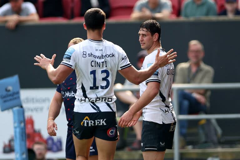 Juan Martín González, de Saracens, recibe el saludo de Lucio Cinti tras anotar un try