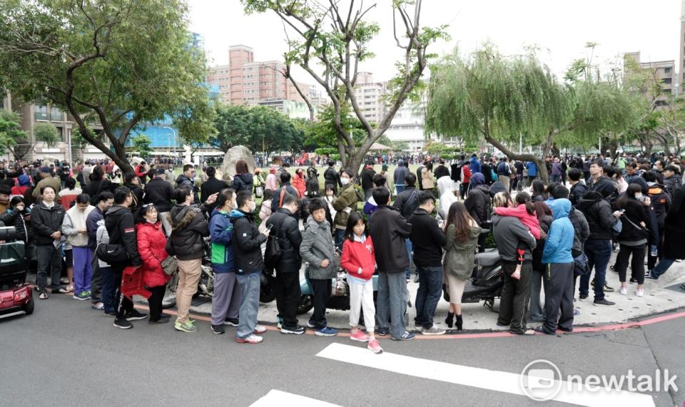 記者下午四點離開現場時，人潮還是塞爆柳堤公園。   圖：張良一/攝