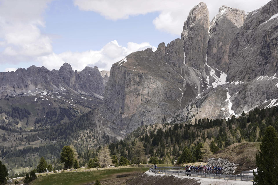 The pack of riders climbs the Sella Pass during the 17th stage of the Giro d'Italia from Selva di Val Gardena to Passo Brocon, Italy, Wednesday, May 22, 2024. (Fabio Ferrari/LaPresse via AP)