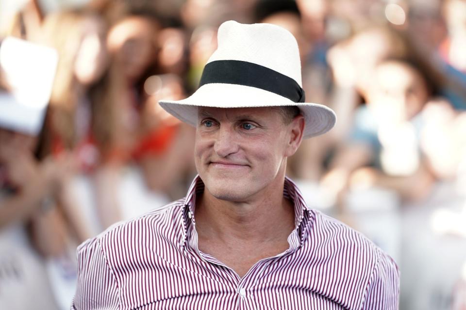 Unter den Hollywood-Yogis sticht auch Woody Harrelson hervor, der bereits Mitte der 90er-Jahre gegenüber der "New York Times" von den Vorzügen schwärmte: "Yoga ist extrem wichtig in meinem Leben", erklärte der Schauspieler damals im Interview, "Partner-Yoga stärkt das Gleichgewicht, und was die Welt jetzt braucht, ist mehr Gleichgewicht." (Bild: 2019 Getty Images/Vittorio Zunino Celotto)