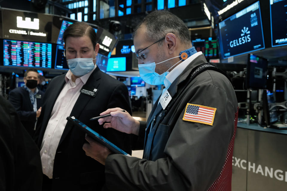 NEW YORK, NEW YORK - JANUAR 18: Händler schaffen um Buedem vun der New York Stock Exchange (NYSE) den 18. Januar 2022 zu New York City. Den Dow Jones Industrial Average ass bal 500 Punkten am Moienhandel gefall wéi Investisseuren Véierelgewënn an aner wirtschaftlech Neiegkeeten an enger verkierzter Handelswoche weien. (Foto vum Spencer Platt / Getty Images)