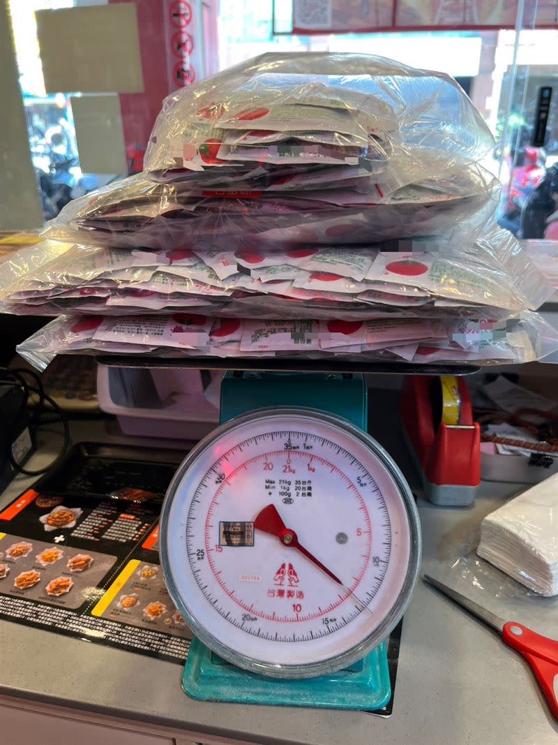 「必勝客林森店」的小包裝番茄醬，被發現用到逾期2個月的番茄醬（圖／食藥署提供）