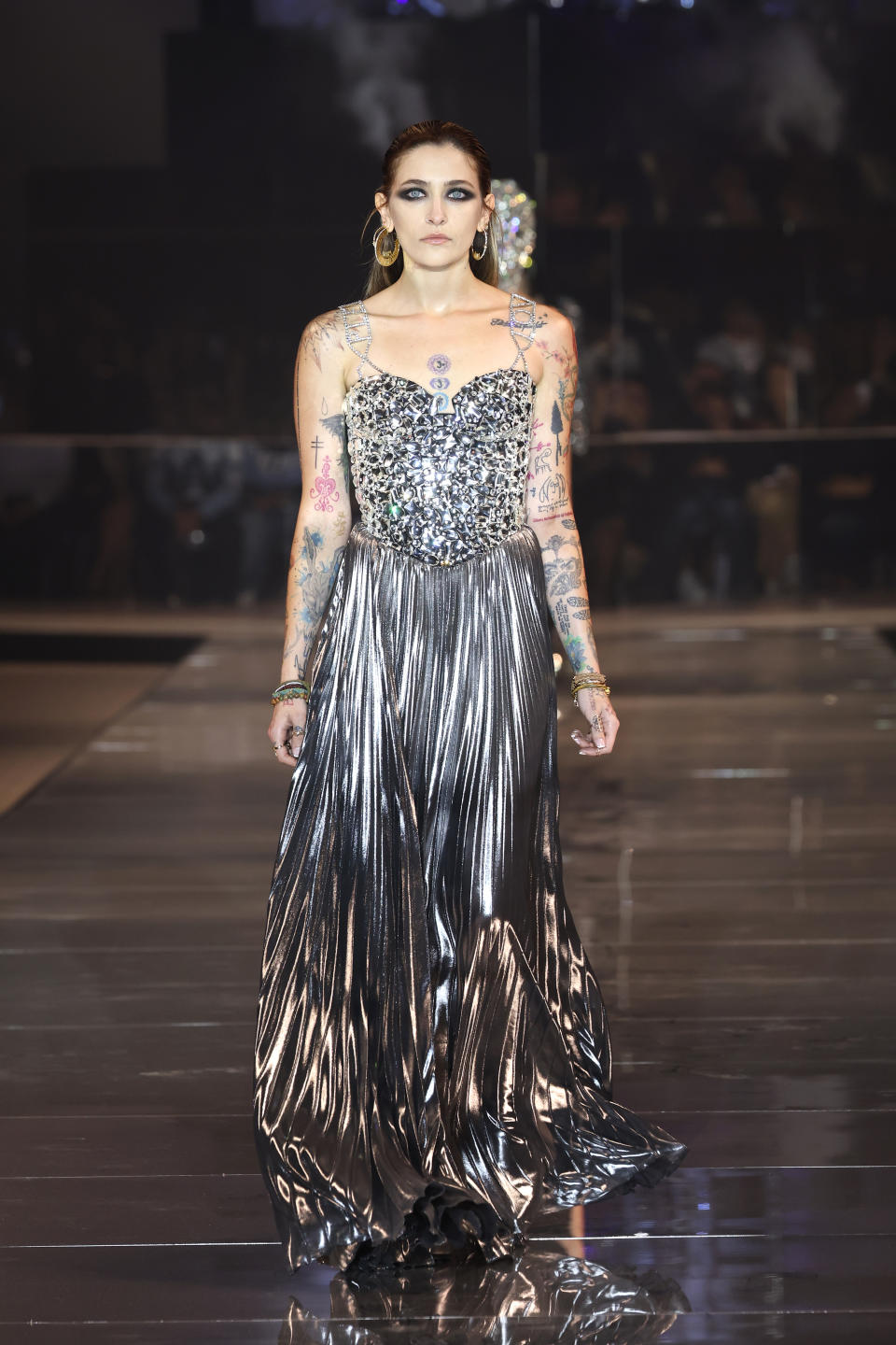 MILAN, ITALIA - 23 SEPTEMBER: Paris Jackson berjalan di landasan pacu di acara Philipp Plein Spring/Summer 2023 selama Milan Fashion Week Women's Spring/Summer 2023 pada 23 September 2022 di Milan, Italia. (Foto oleh: Pietro S. D'Aprano/Getty Images untuk Philipp Plein)