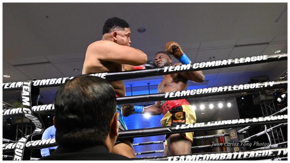 El pugilista cubano del equipo Asesinos de Miami, Nestor “El Toro’’ Santana (izq.) conecta a Ardi Ndembo, uno de los miembros del Hustle de Las Vegas, al inicio de la primera jornada de Team Combat League, el viernes en Miami.