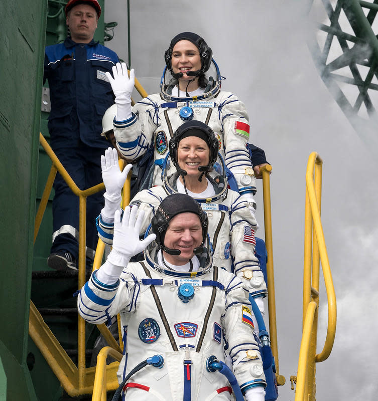 Die Besatzung der Sojus MS-25/71S – Kommandant Oleg Novitskiy (unten), NASA-Astronautin Tracy Dyson (Mitte) und die weißrussische Gastkosmonautin Marina Wassiljewskaja (oben) – begrüßen die Gratulanten auf der Startrampe, bevor sie sich zum Start an ihr Raumschiff begeben.  / Bildnachweis: NASA/Bill Ingalls