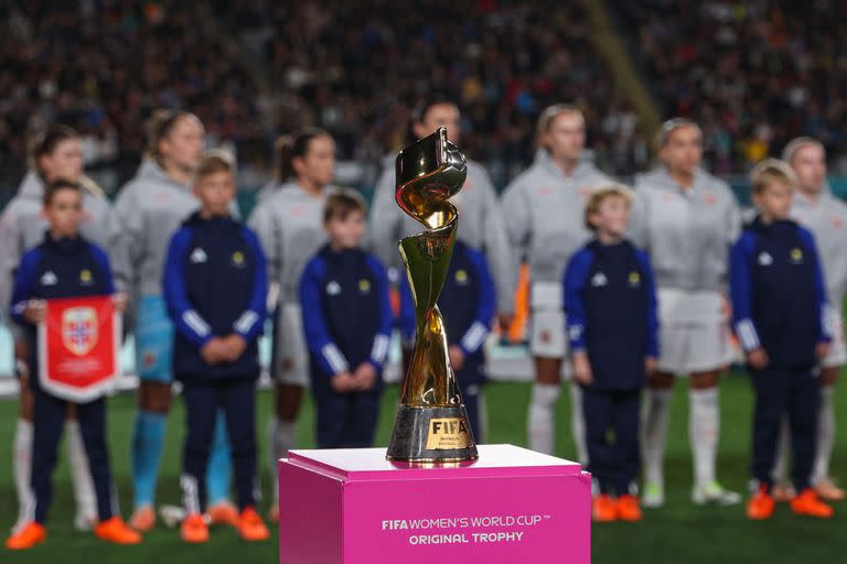 El trofeo del Mundial de fútbol femenino, que quedará en manos de la selección que grite campeón el domingo 20 de agosto