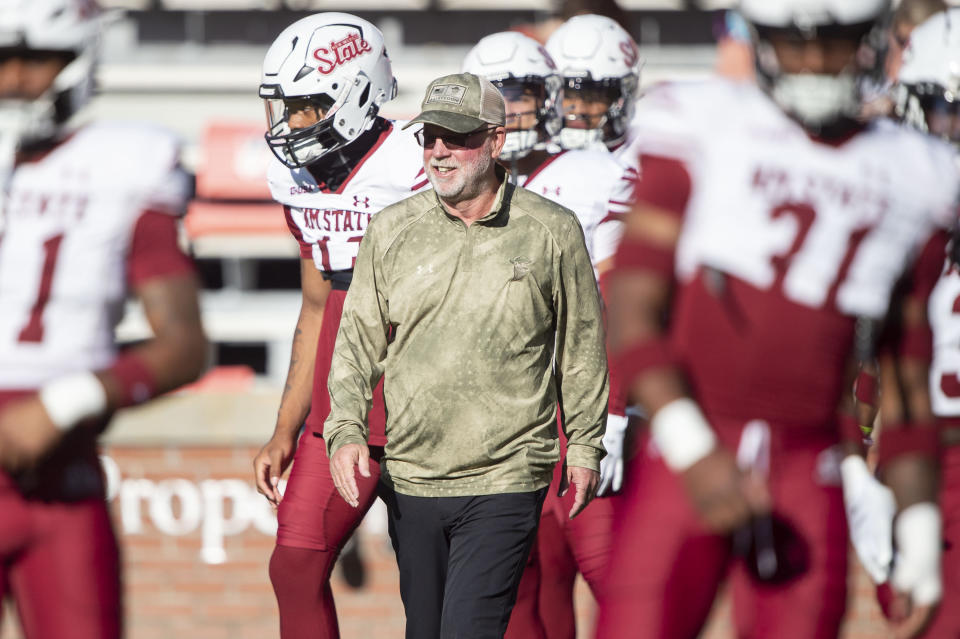 AUBURN, AL - 18 DE NOVIEMBRE: El entrenador en jefe de los New Mexico State Aggies, Jerry Kill, antes de un partido contra los Auburn Tigers el 18 de noviembre de 2023 en el Jordan Hare Stadium en Auburn, Alabama.  (Foto de Michael Chang/Getty Images)