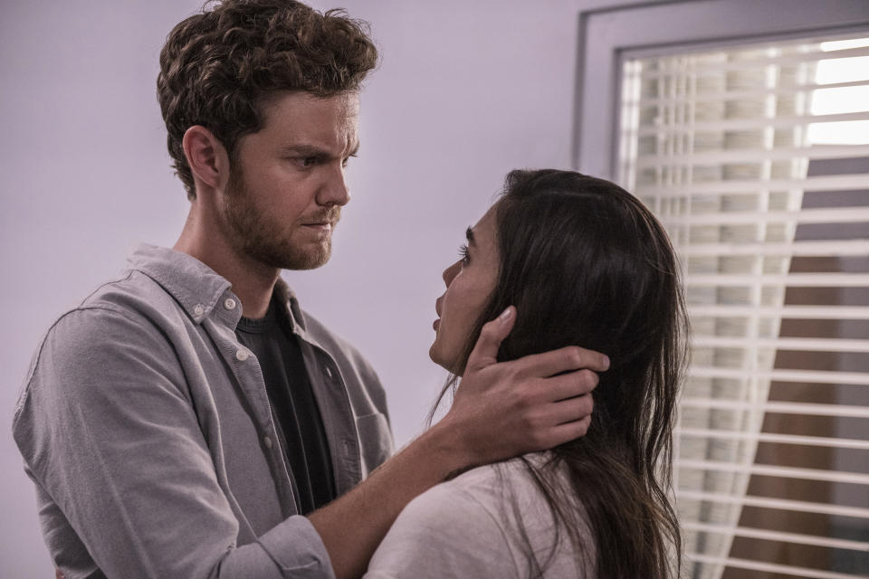 En esta imagen proporcionada por Paramount Jack Quaid, izquierda, y Melissa Barrera en una escena de "Scream". (Brownie Harris/Paramount Pictures via AP)