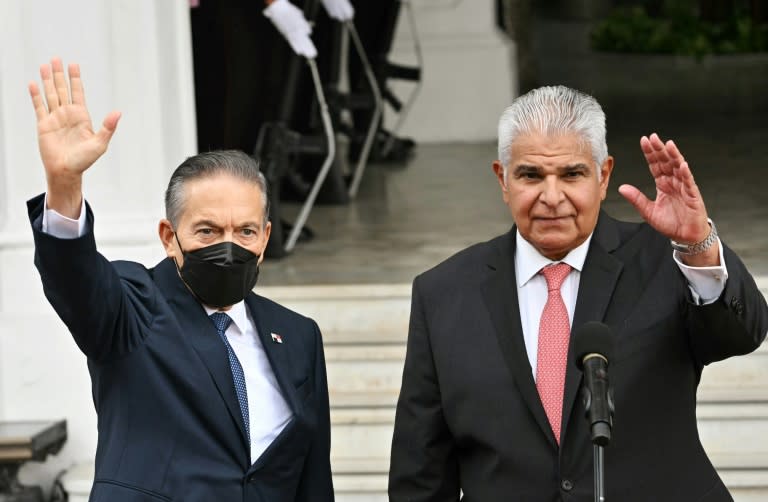 El presidente electo de Panamá, José Raúl Mulino (D), junto al presidente de Panamá, Laurentino Cortizo, en el Palacio de Las Garzas, Ciudad de Panamá, el 7 de mayo de 2024 (MARTIN BERNETTI)