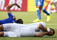 Uruguay's Luis Suarez (R) reacts after clashing with Italy's Giorgio Chiellini during their 2014 World Cup Group D soccer match at the Dunas arena in Natal June 24, 2014. REUTERS/Tony Gentile (BRAZIL - Tags: SOCCER SPORT WORLD CUP)