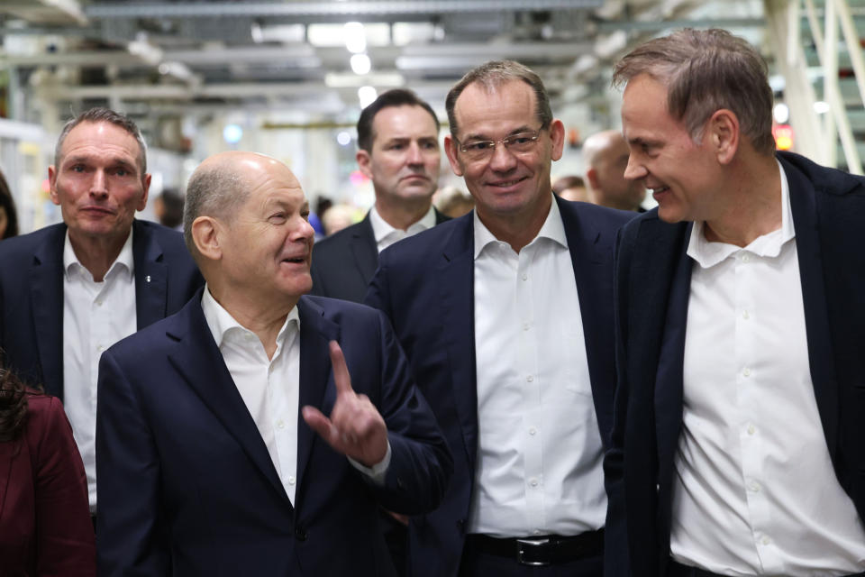 Leader auf Werkstour: VWs Konzernlenker Blume (re.) und Markenchef Schäfer (M.) mit Bundeskanzler Olaf Scholz (2. v. li.) in Wolfsburg. - Copyright: VW