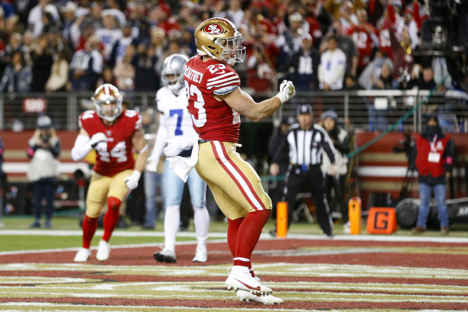 Christian McCaffrey z San Francisco 49ers świętuje po zdobyciu przyłożenia przeciwko Dallas Cowboys.  (Zdjęcie: Lachlan Cunningham/Getty Images)