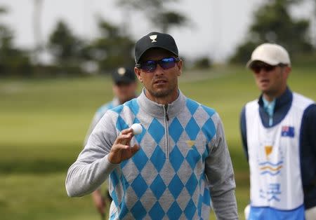 International team member Adam Scott of Australia waves to fans on the seventeenth green during the foursome matches of the 2015 Presidents Cup golf tournament in Incheon, South Korea, October 10, 2015. REUTERS/Kim Hong-Ji