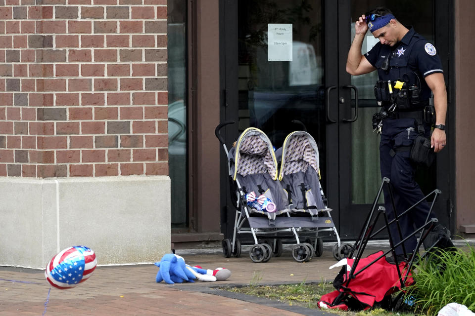 Un policía recorre el centro de Highland Park, un suburbio de Chicago, donde tuvo lugar un tiroteo el 4 de julio de 2022 durante un desfile por el Día de la Independencia de Estados Unidos. (Foto AP/Nam Y. Huh)