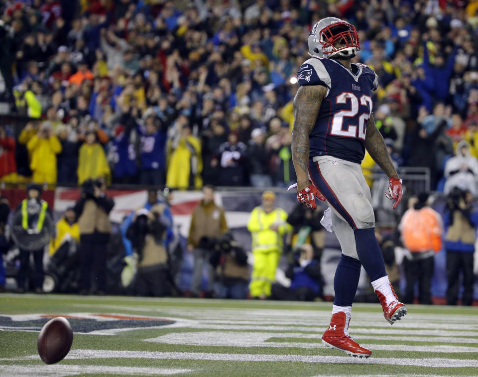 El running back Stevan Ridley, de los Patriots de Nueva Inglaterra, feteja su touchdown en la segunda mitad del partido divisional de playoff de la Conferencia Americana ante los Colts de Indianápolis en Foxborough, Massachusetts, el sábado 11 de enero de 2014. Los Patriots ganaron 43-22 y avanzaron a la final de Conferencia. (Foto AP/Matt Slocum)