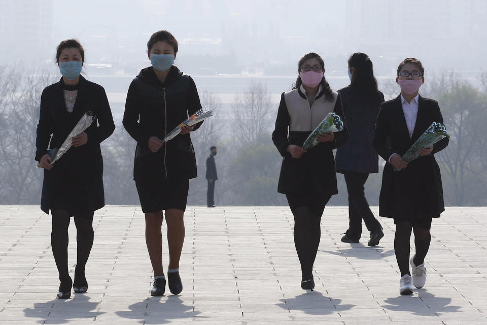 Auch in Nordkorea trägt man Mundschutz - obwohl es dort offiziell keine Covid-19-Fälle gibt (Bild: Jon Chol Jin/AP/dpa)